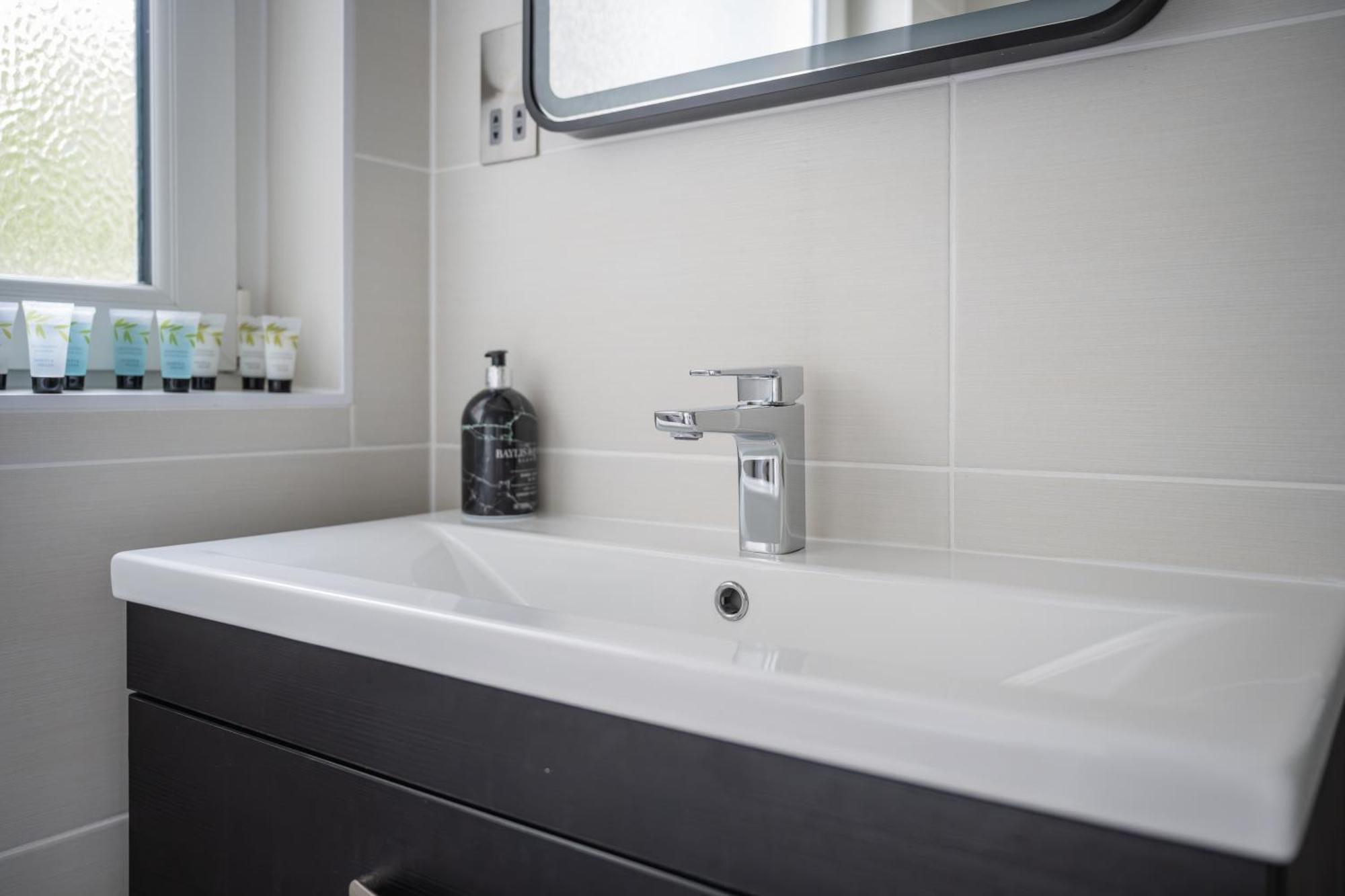 Quiet 2 Bedroom Gem In Stirling Bridge of Allan Exterior photo